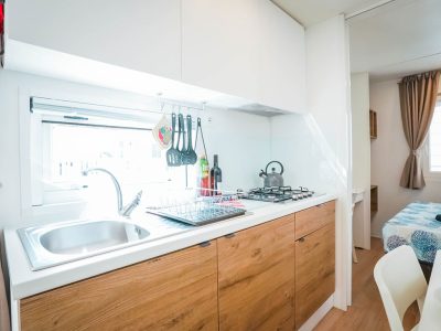 happy-relax-mobile-home-interier-kitchen-wine