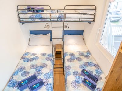 happy-relax-mobile-home-interier-single-beds