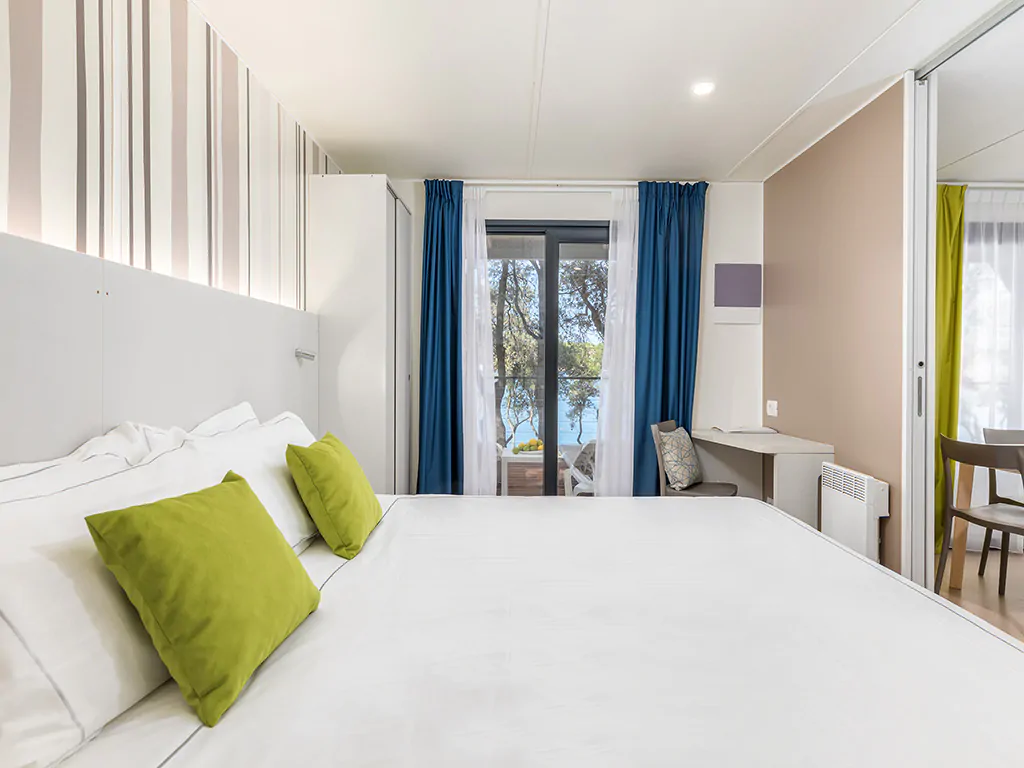 camping-stoja-deluxe-camping-villa-first-row-to-the-sea-inerior-bedroom-with-view