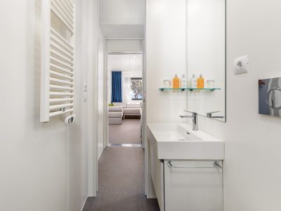 camping-stoja-deluxe-camping-villa-first-row-to-the-sea-interior-bathroom