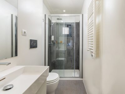 camping-stoja-deluxe-camping-villa-first-row-to-the-sea-interior-bathroom-i