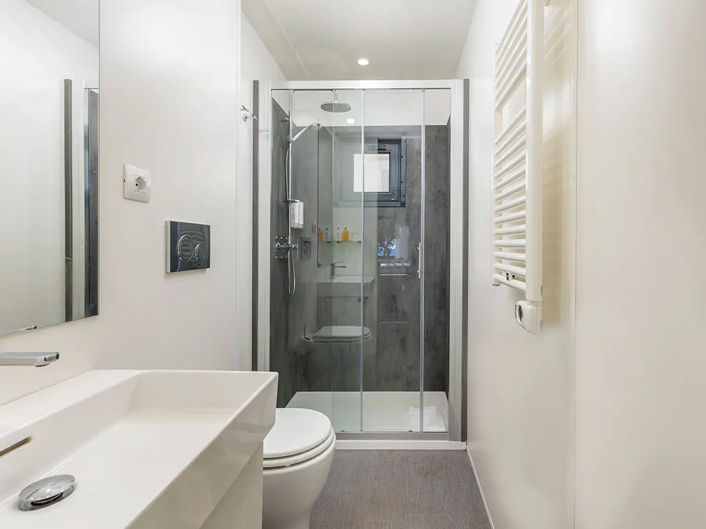 camping-stoja-deluxe-camping-villa-first-row-to-the-sea-interior-bathroom-i