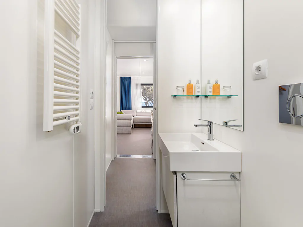 camping-stoja-deluxe-camping-villa-first-row-to-the-sea-interior-bathroom