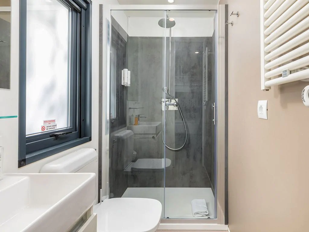 campsite-arena-stoja-camping-villa-first-row-bathroom