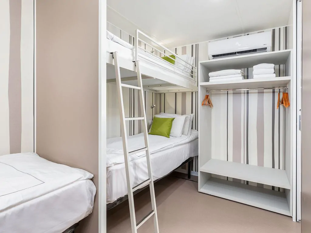 campsite-arena-stoja-camping-villa-first-row-bedroom-bunk-bed