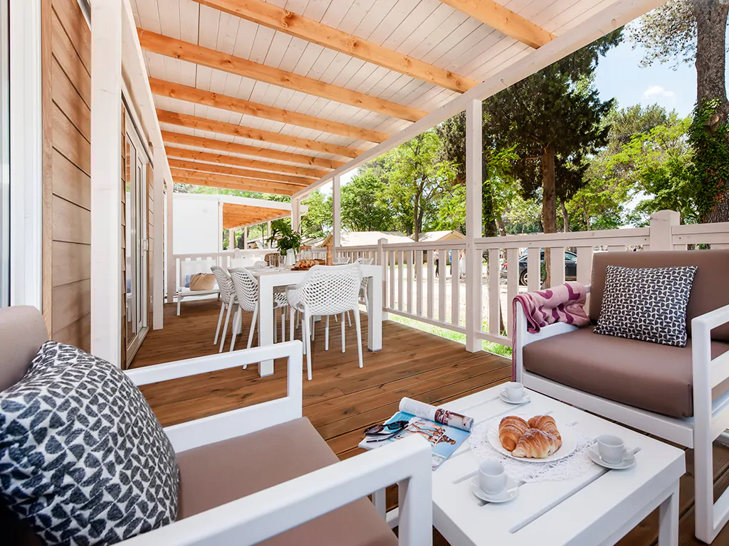 campsite-bivillage-grand-deluxe-exterior-terrace-i
