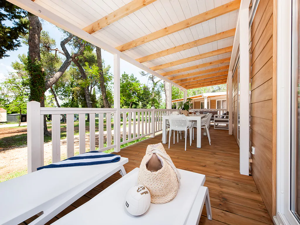 campsite-bivillage-grand-deluxe-exterior-terrace