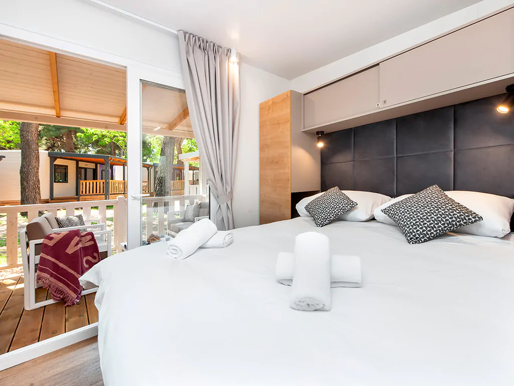 campsite-bivillage-grand-deluxe-interior-bedroom-double-bed