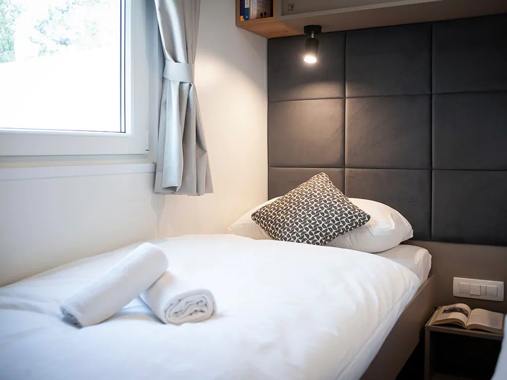 campsite-bivillage-grand-deluxe-interior-bedroom-single-beds-i