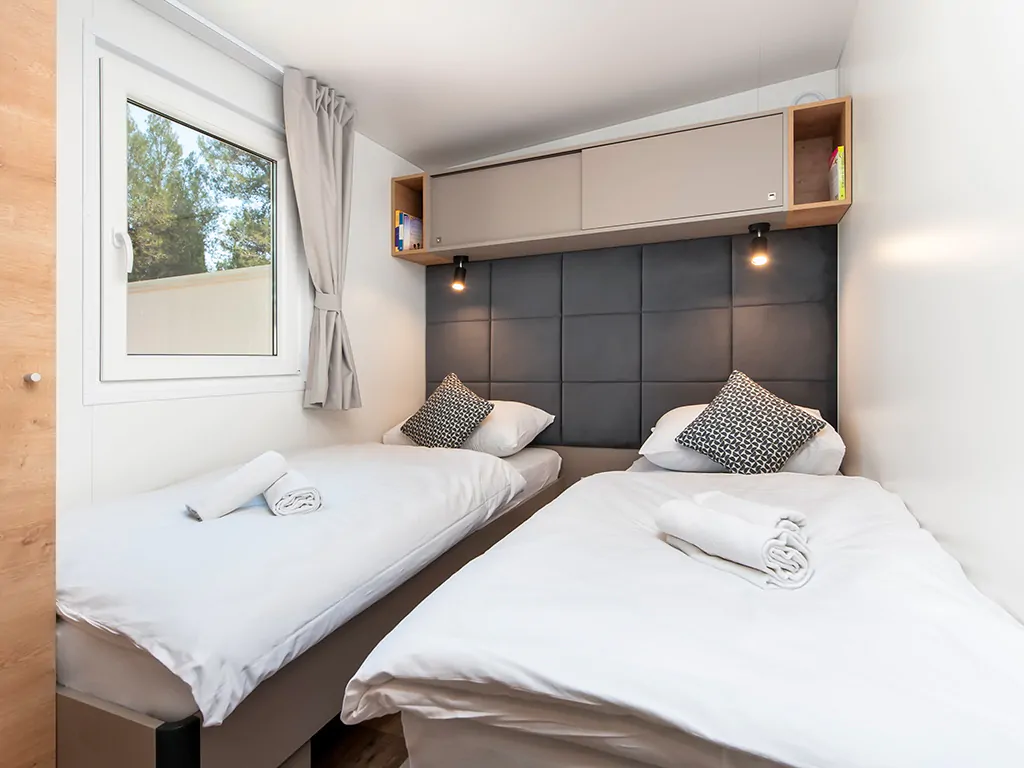 campsite-bivillage-grand-deluxe-interior-bedroom-single-beds