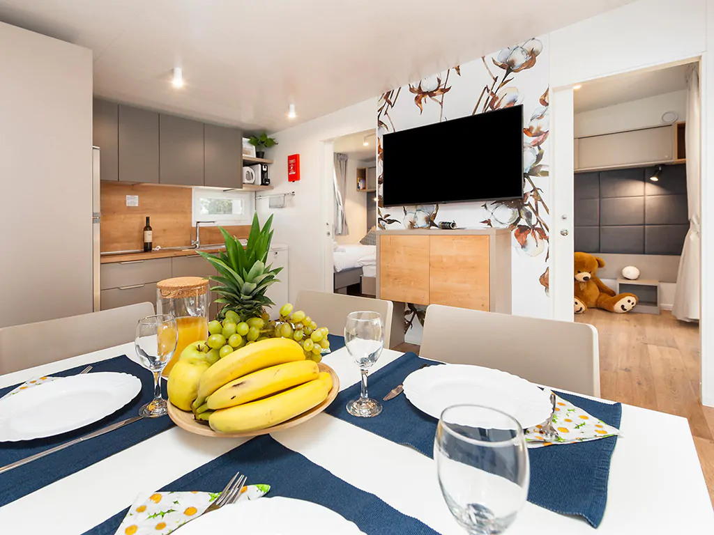campsite-bivillage-grand-deluxe-interior-living-room-kitchen
