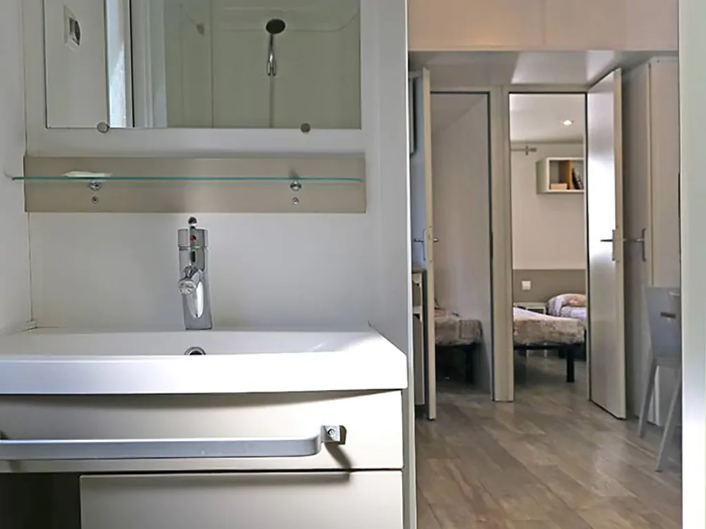 campsite-cisano-san-vito-mobile-home-turchese-interior-bathroom-i