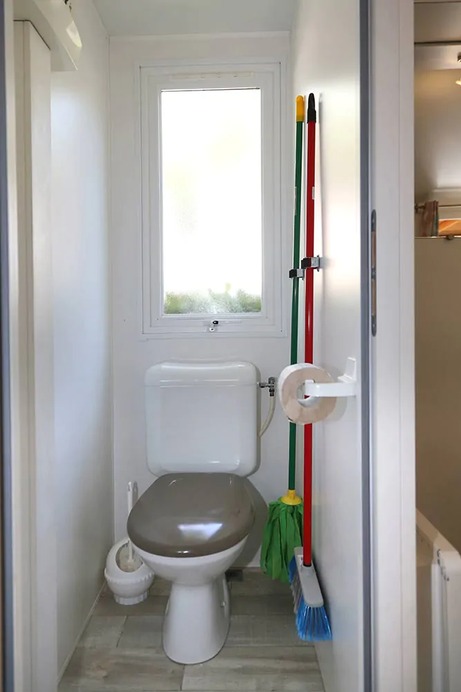 campsite-cisano-san-vito-mobile-home-turchese-interior-bathroom-toilet