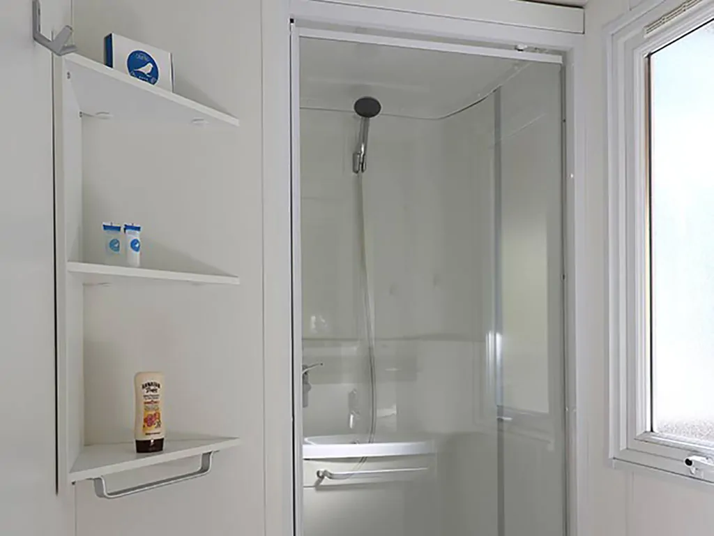 campsite-cisano-san-vito-mobile-home-turchese-interior-bathroom