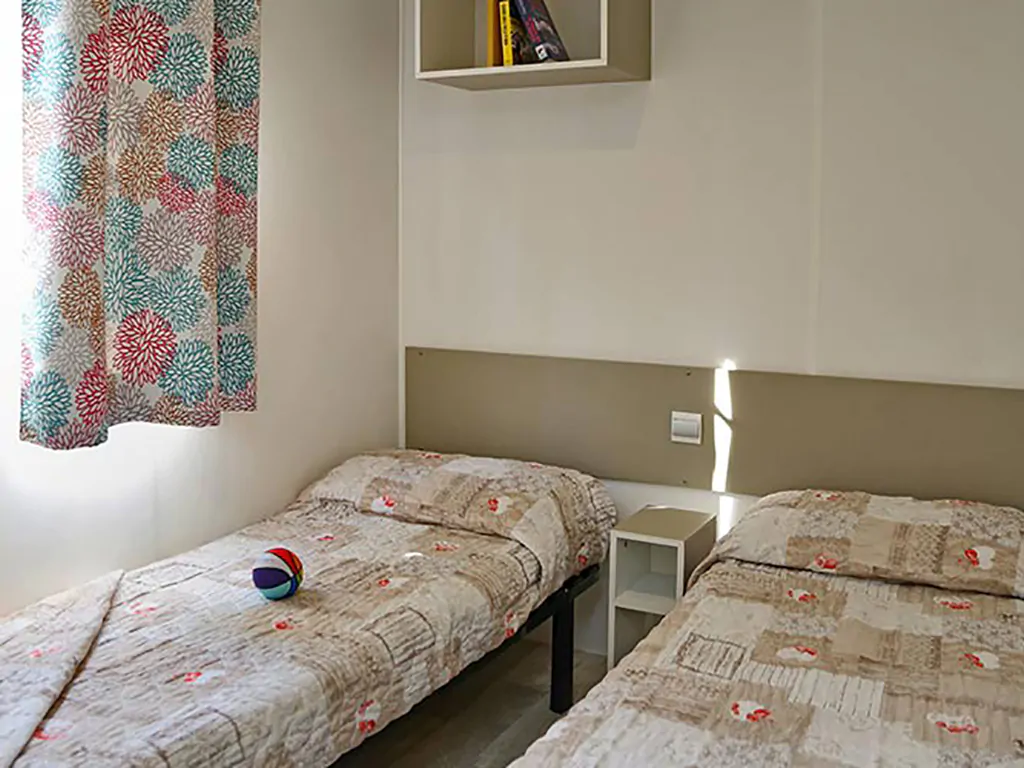 campsite-cisano-san-vito-mobile-home-turchese-interior-bedroom-single-beds