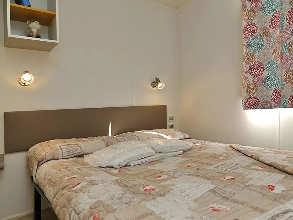 campsite-cisano-san-vito-mobile-home-turchese-interior-bedroom