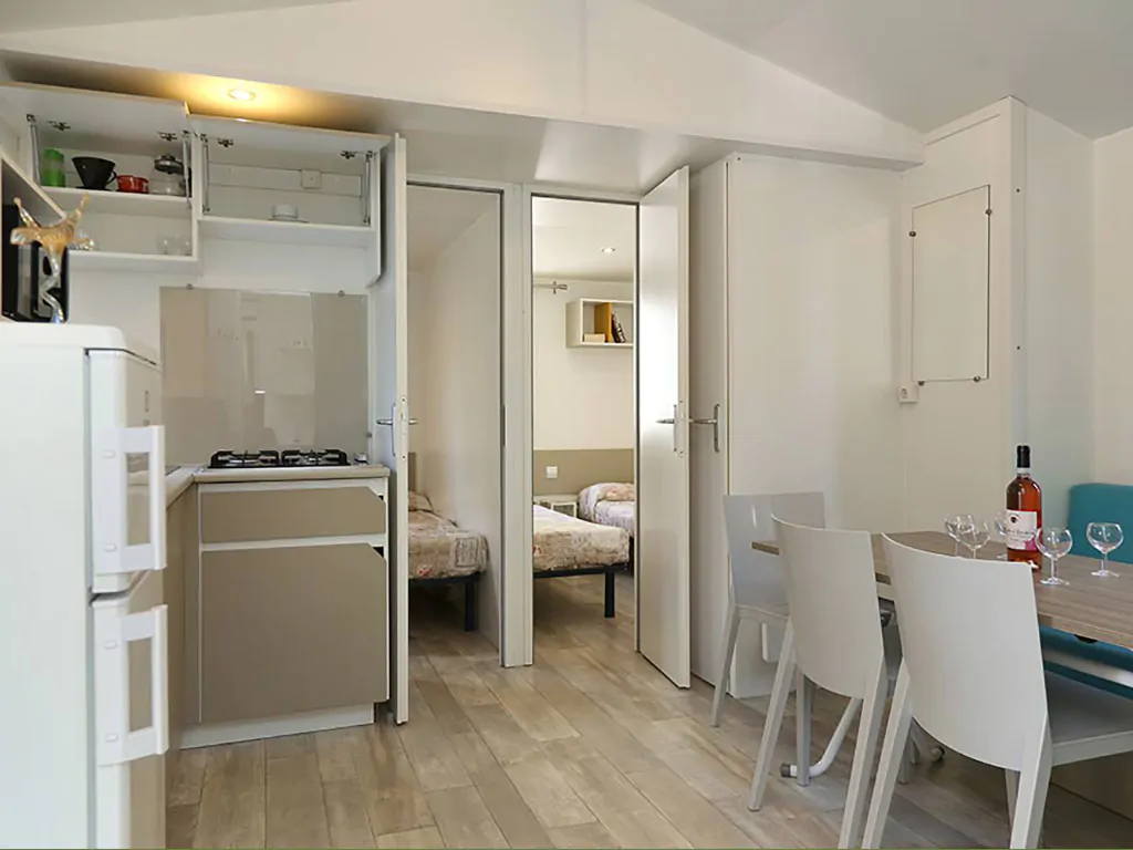 campsite-cisano-san-vito-mobile-home-turchese-interior-kitchen-dining-table