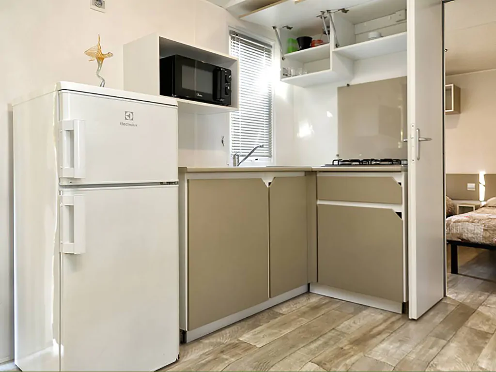 campsite-cisano-san-vito-mobile-home-turchese-interior-kitchen