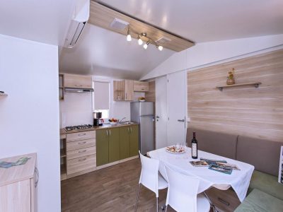 campsite-park-soline-mobile-home-premium-fist-row-interior-kitchen