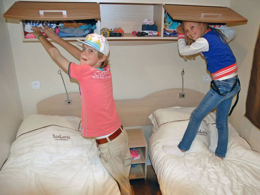 campsite-cisano-san-vito-sunlodge-aspen-premium-interior-bed-room-i