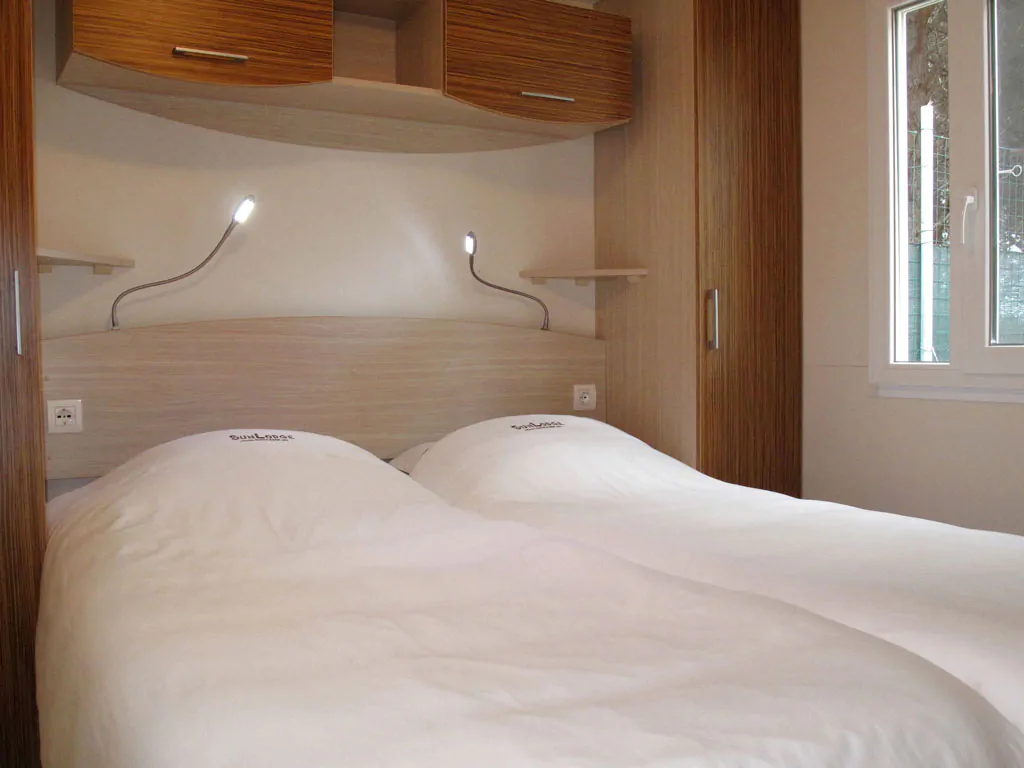campsite-cisano-san-vito-sunlodge-aspen-premium-interior-bed-room