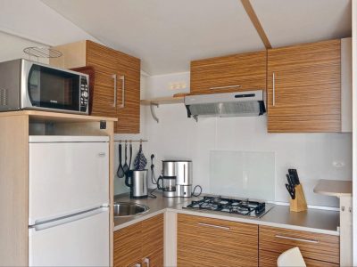 campsite-cisano-san-vito-sunlodge-aspen-premium-interior-kitchen-2