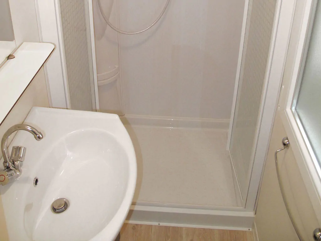 campsite-cisano-san-vitosunlodge-aspen-premium-interior-bathroom