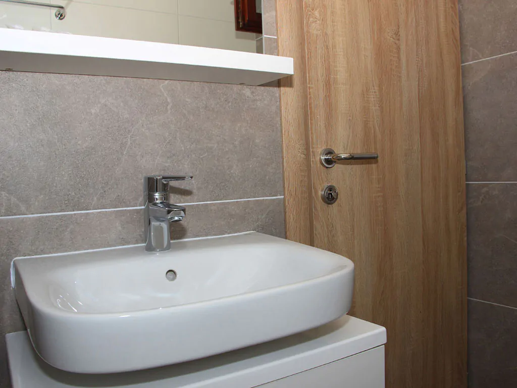 campsite-jezera-lovisca-apartament-b-interior-bathroom-sink