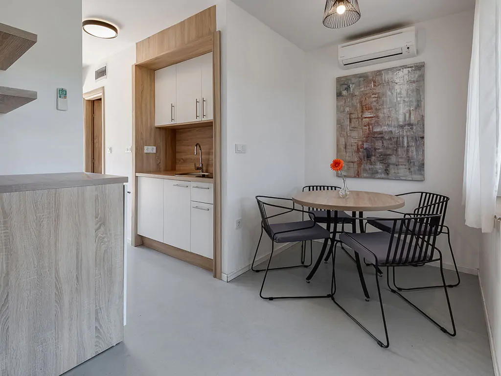 campsite-jezera-lovisca-apartament-b-interior-dining-room