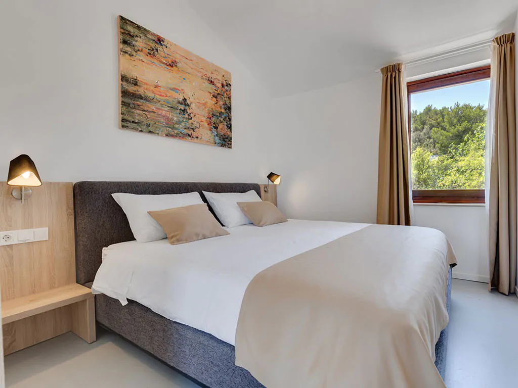 campsite-jezera-lovisca-apartament-b-interior-double-bed