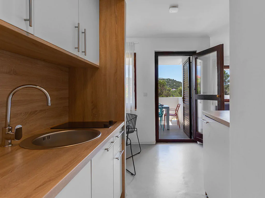 campsite-jezera-lovisca-apartament-b-interior-kitchen-top