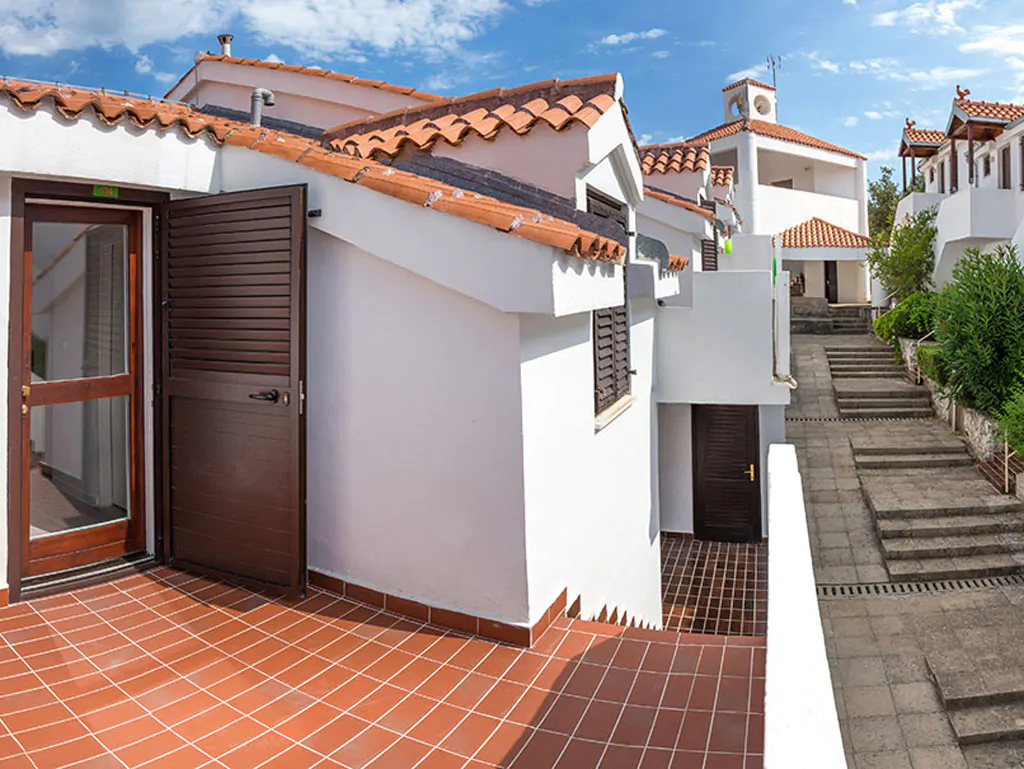 campsite-jezera-lovisca-apartament-c-exterior-stairway-terrace