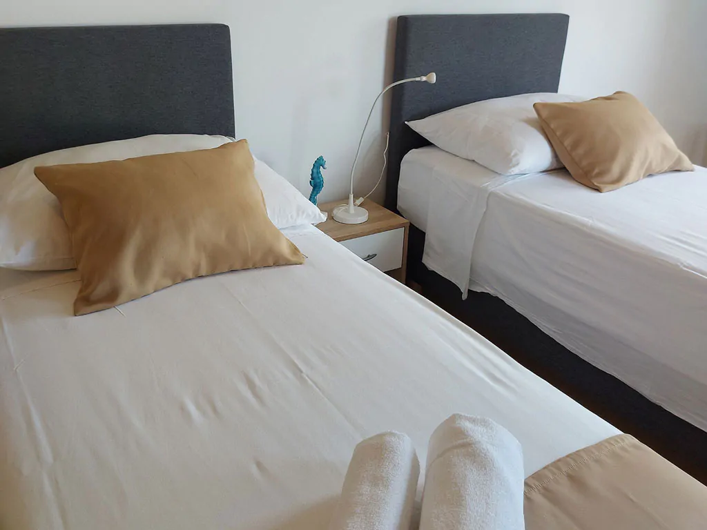 campsite-jezera-lovisca-apartament-c-interior-single-bed