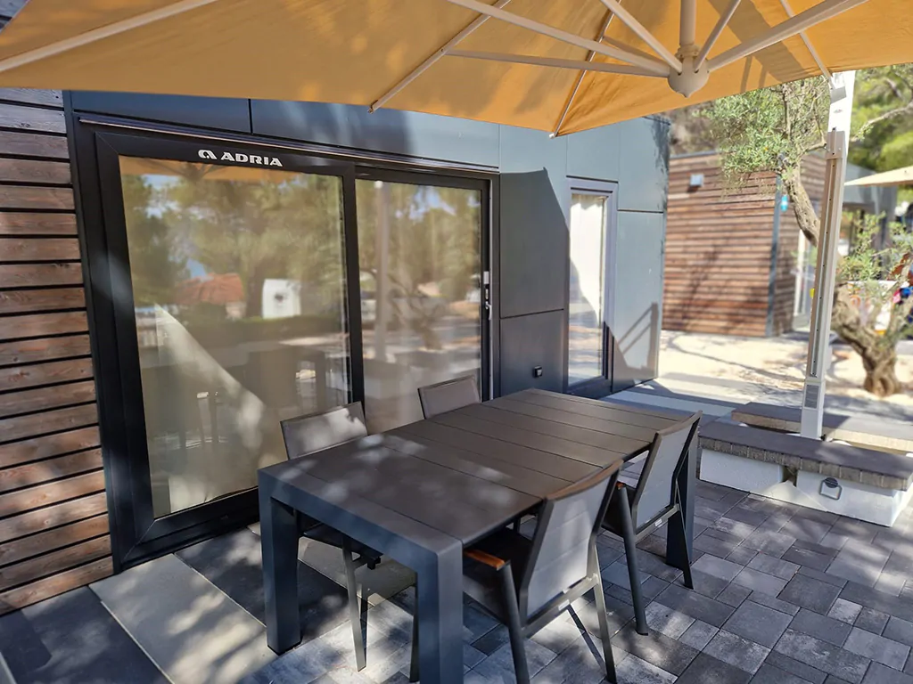 campsite-jezera-lovisca-mobile-home-deluxe-exteriror-terrace-i-2