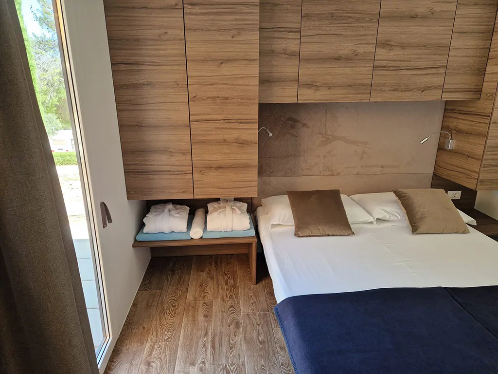 campsite-jezera-lovisca-mobile-home-deluxe-interior-bedroom