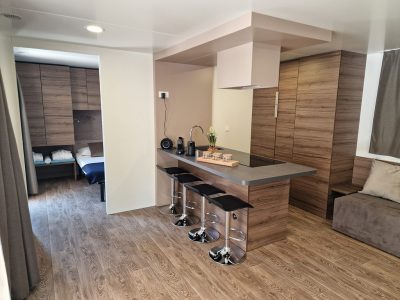 campsite-jezera-lovisca-mobile-home-deluxe-interior-kitchen