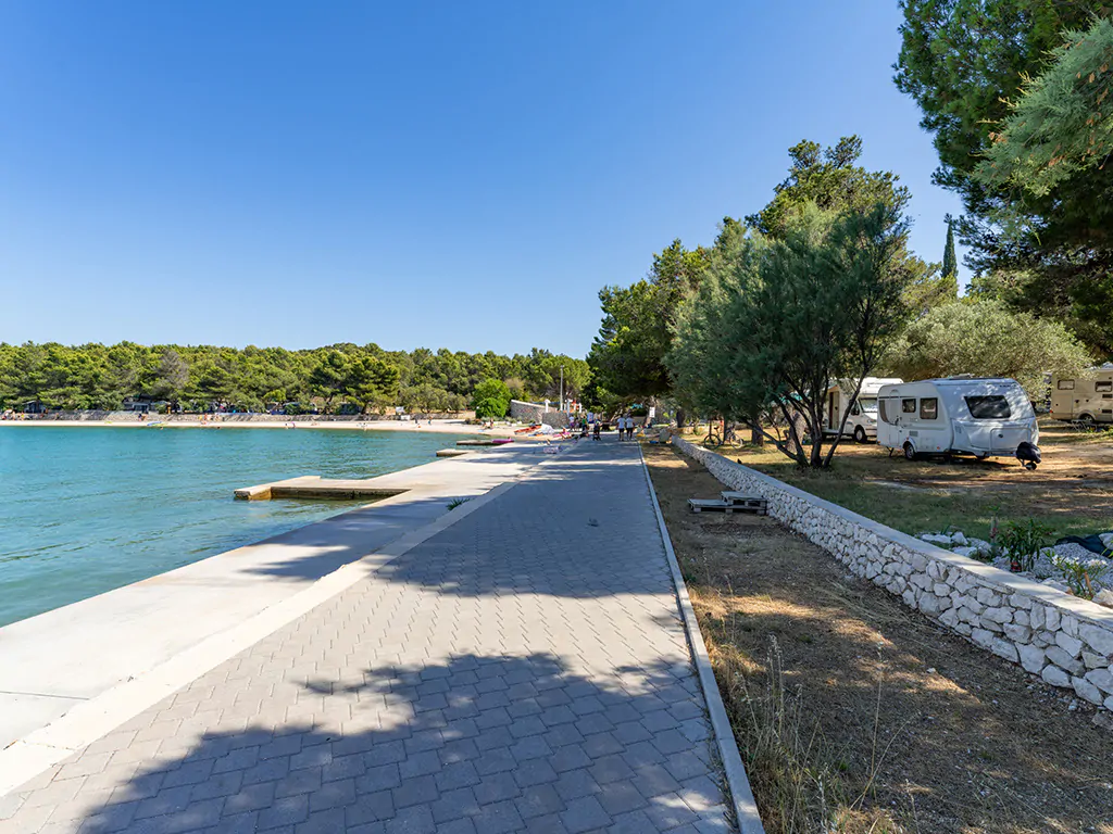 campsite-jezera-lovisca-pitch-premium-first-row