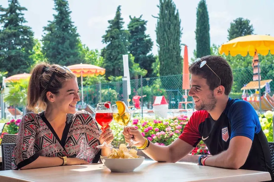 couple-coctail-cheers