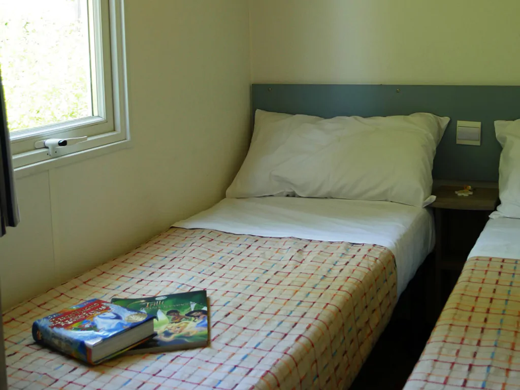 happy-camp-happy-comfort-interior-bedroom-single-beds-i