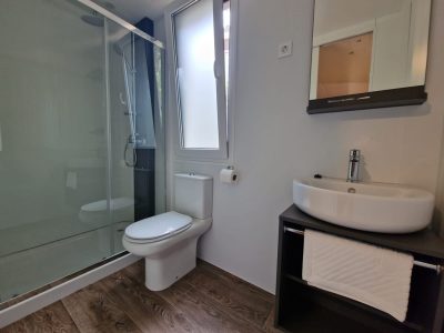 jezera-village-mobile-home-deluxe-interior-bathroom