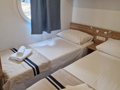 jezera-village-mobile-home-deluxe-interior-bedroom-single-beds-2