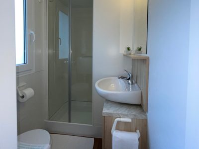 jezera-village-mobile-home-interior-bathroom
