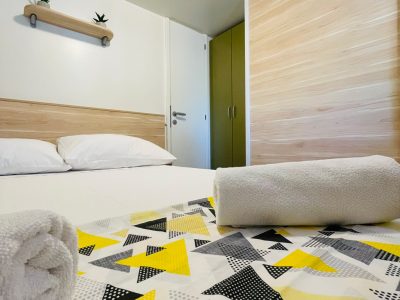 jezera-village-mobile-home-interior-bedroom-double-bed-2