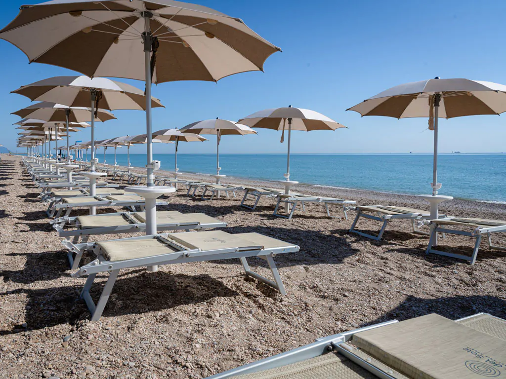 la-risacca-family-camping-village-beach-sunbeds
