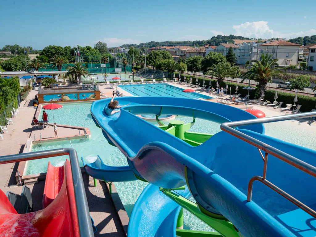 la-risacca-family-collection-pool-slides-view