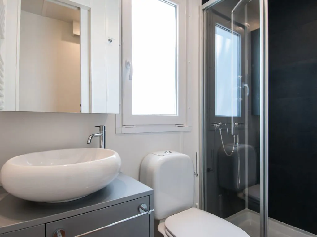 lodgde-deluxe-interior-bath-room