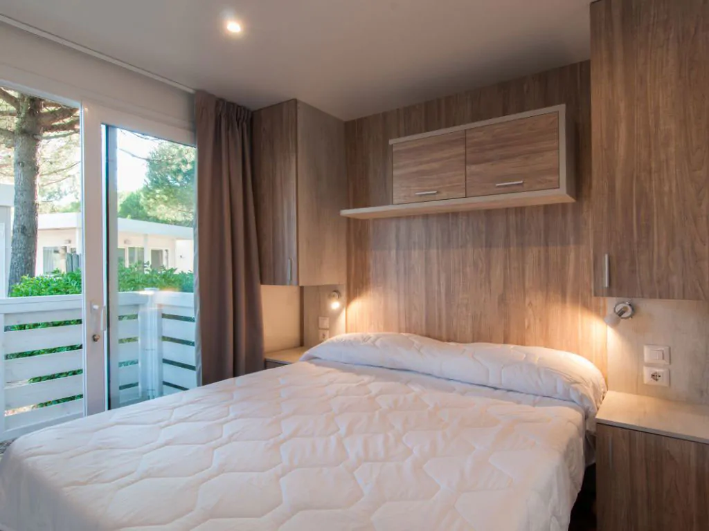 lodgde-deluxe-interior-bed-room
