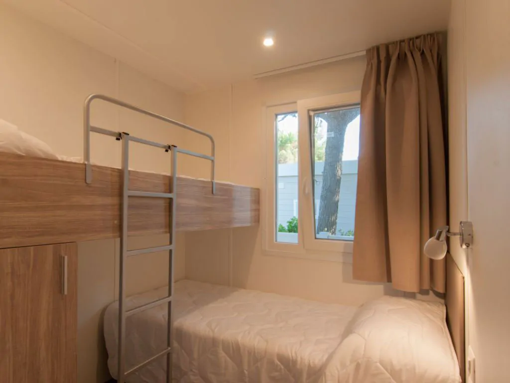 lodgde-deluxe-interior-bunk-room