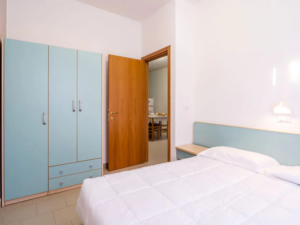 stork-family-camping-village-bungalow-comfort-bilocale-interior-double-bed