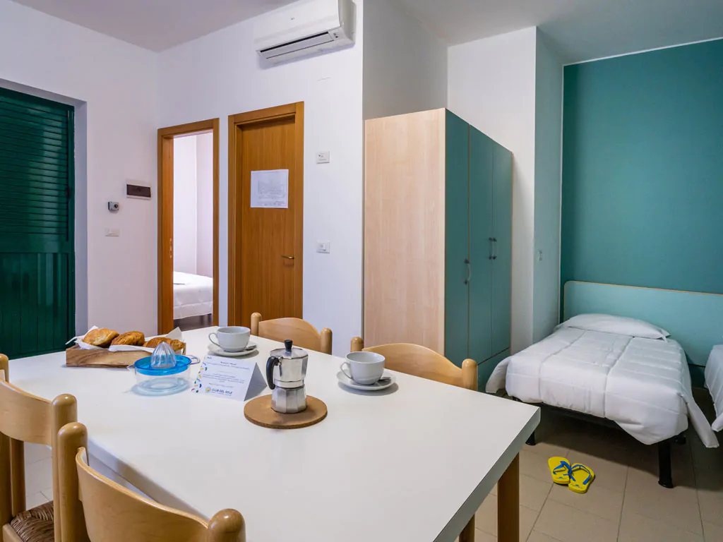 stork-family-camping-village-bungalow-comfort-bilocale-interior-living-room-ii
